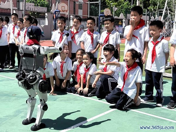 向阳区实验小学学生与机器东谈主互动。实习生蔡诗然 摄