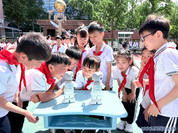 向阳区实验小学学生体验科技。实习生蔡诗然 摄